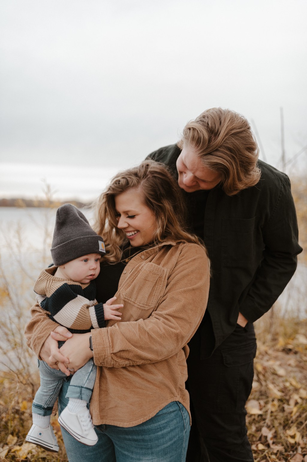 family fall photo ideas (with a baby and a&nbsp;dog)